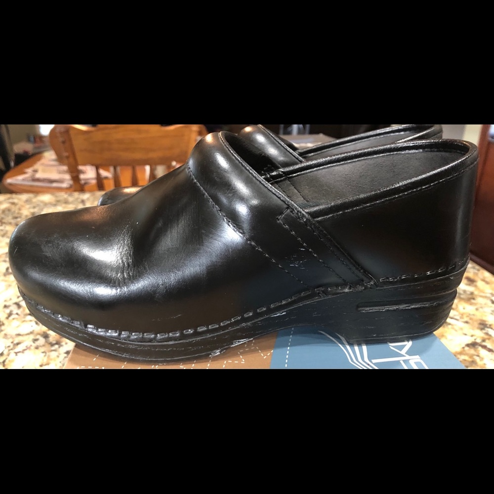 Black women’s Dansko size 6.5-7 (37)